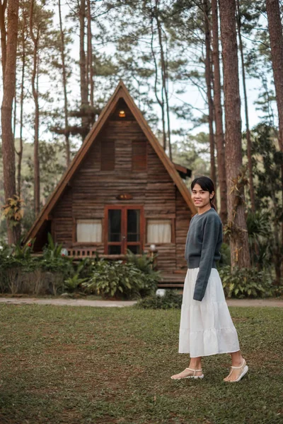 Happy Woman Sweater Traveling Pine Tree Forest Tourist Visit Doi — Fotografia de Stock