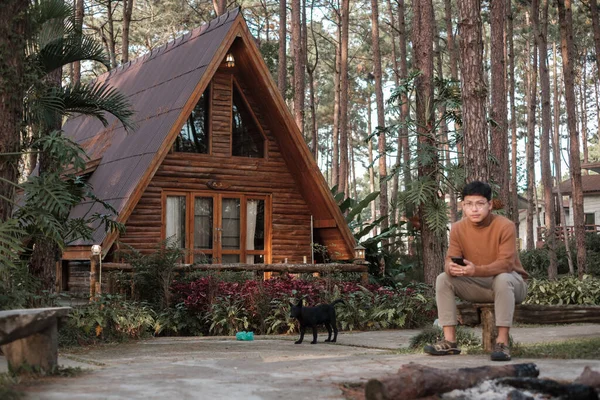 Happy Man Sweater Traveling Pine Tree Forest Tourist Visit Doi — Fotografia de Stock