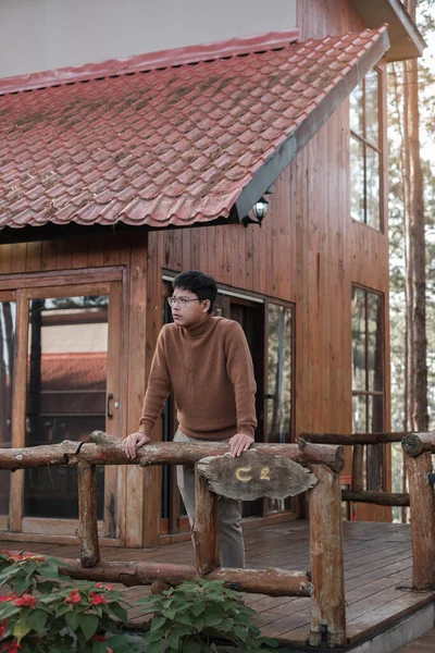 Happy Man Sweater Traveling Pine Tree Forest Tourist Visit Doi — Fotografia de Stock