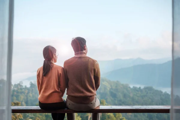 Couple Tourist Relaxing Looking Mountain View Countryside Home Homestay Morning — Stockfoto