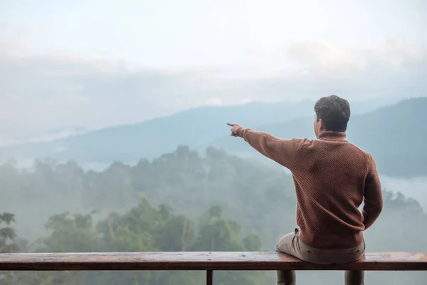 Happy Tourist Man Relaxing Looking Mountain View Countryside Home Homestay — Stockfoto