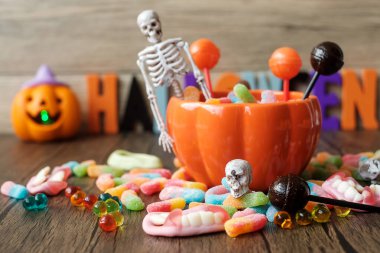 Hayalet şekerleri, balkabağı kasesi, Jack O feneri ve dekoratif odak ile Cadılar Bayramı 'nız kutlu olsun. Trick or Threat, Hello October, güz, şenlik, parti ve tatil konsepti