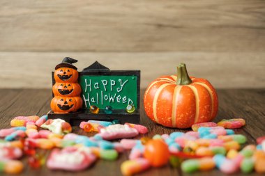 Hayalet şekerler, balkabağı, Jack O feneri ve dekoratif odak ile Cadılar Bayramı 'nız kutlu olsun. Trick or Threat, Hello October, güz, şenlik, parti ve tatil konsepti