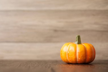 Afiş arkaplanı için fotokopi alanı olan portakal kabağı. Mutlu Cadılar Bayramı, Hello October, güz sezonu, şenlik, parti ve tatil konsepti