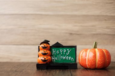 Afiş arkaplanı için fotokopi alanı olan portakal kabağı. Mutlu Cadılar Bayramı, Hello October, güz sezonu, şenlik, parti ve tatil konsepti