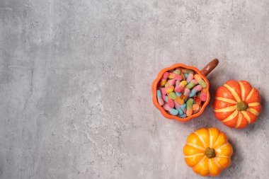Hayalet şekerleri, balkabağı, kase ve dekoratif ile Cadılar Bayramı 'nız kutlu olsun. Trick or Threat, Hello October, güz, şenlik, parti ve tatil konsepti