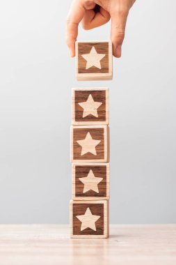 Adam el ele tutuşuyor. Müşteri, kullanıcı değerlendirmeleri için reytingleri seçer. Hizmet derecesi, sıralama, müşteri değerlendirmesi, memnuniyet, değerlendirme ve geri bildirim kavramı