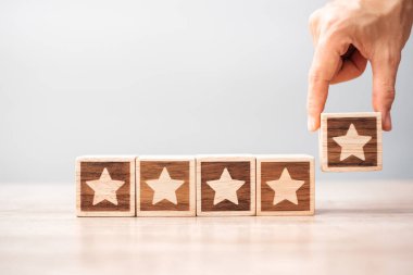 Adam el ele tutuşuyor. Müşteri, kullanıcı değerlendirmeleri için reytingleri seçer. Hizmet derecesi, sıralama, müşteri değerlendirmesi, memnuniyet, değerlendirme ve geri bildirim kavramı