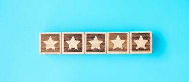 Mavi arkaplanda yıldız sembolü bloğu. Hizmet derecesi, sıralama, müşteri değerlendirmesi, memnuniyet, değerlendirme ve geri bildirim kavramı