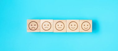 Mavi arkaplandaki duygu simgesi. Hizmet derecesi, sıralama, müşteri değerlendirmesi, memnuniyet, değerlendirme ve geri bildirim kavramı