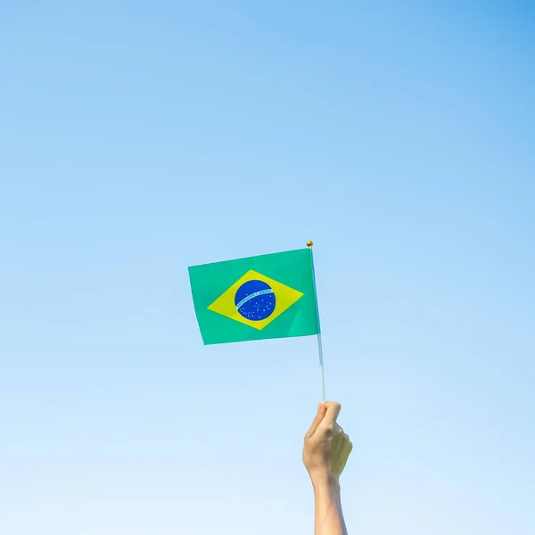 Рука Тримає Бразильський Прапор Синьому Тлі Неба Вересневий День Незалежності — стокове фото