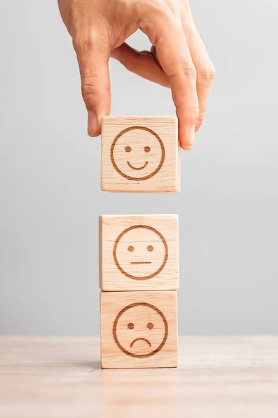 Mão Homem Segurando Bloqueio Emocional Cliente Escolher Emoticon Para Comentários — Fotografia de Stock