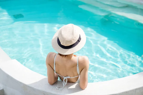 Donna Felice Costume Bagno Bianco Nuotare Hotel Piscina Lusso Giovane — Foto Stock
