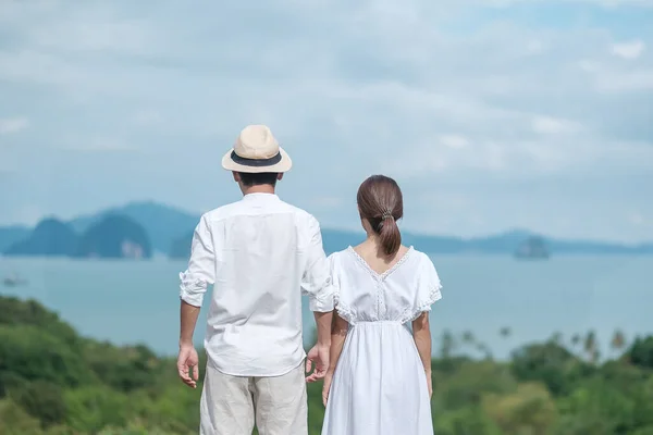 Casal Feliz Viajante Camisa Branca Vestido Desfrutar Bela Vista Turistas — Fotografia de Stock