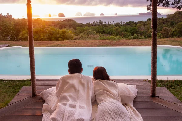 Happy Couple Reisenden Genießen Schönen Meerblick Touristen Entspannen Tropischen Luxus — Stockfoto