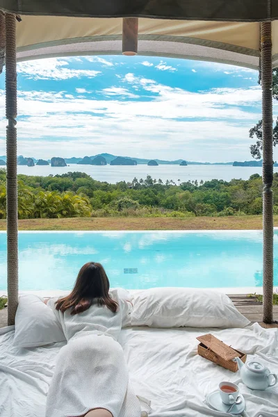Glückliche Reisende Genießen Schönen Meerblick Touristen Entspannen Tropischen Luxus Resort — Stockfoto