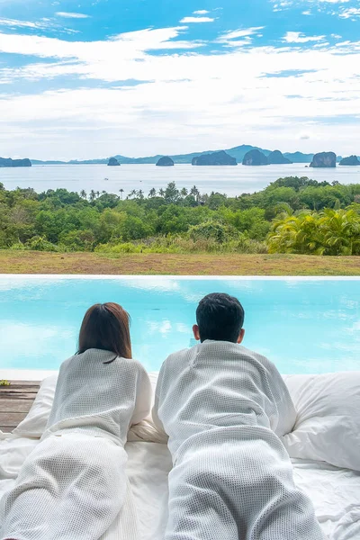 Happy Couple Reisenden Genießen Schönen Meerblick Touristen Entspannen Tropischen Luxus — Stockfoto