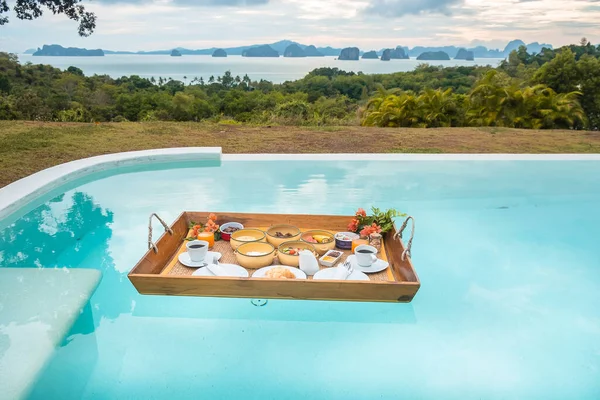 Schwimmendes Frühstückstablett Swimmingpool Eines Luxushotels Oder Eines Tropischen Resorts Früchte — Stockfoto