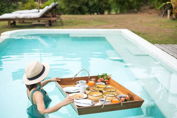 Glückliche Junge Frau Grünem Badeanzug Mit Schwimmendem Frühstückstablett Luxuriösen Poolhotel — Stockfoto