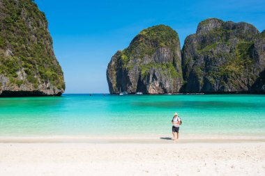 Phi Phi Adası, Krabi, Tayland 'daki Maya Körfezi Sahili' nin güzel manzarası. tarihi eser, hedef Güneydoğu Asya Seyahat, tatil ve tatil konsepti