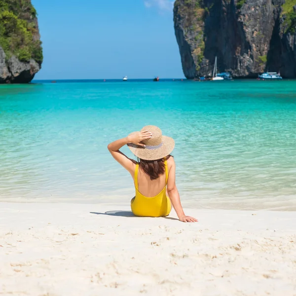 Kobieta Turysta Żółtym Stroju Kąpielowym Kapeluszu Szczęśliwy Podróżnik Opalania Plaży — Zdjęcie stockowe