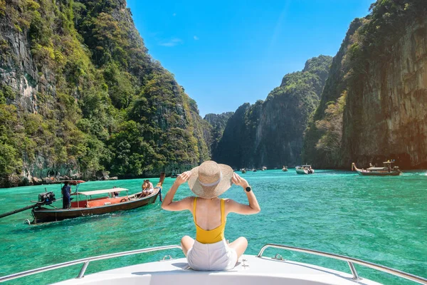 女游客乘船旅行 旅途愉快 在泰国Krabi的Phi Phi岛上的Pileh泻湖放松 旅游景点 东南亚旅游 度假及度假概念 — 图库照片