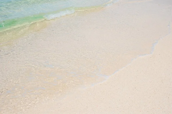 Mjuk Våg Blått Havsvatten Och Vit Sand Vid Vacker Strand — Stockfoto