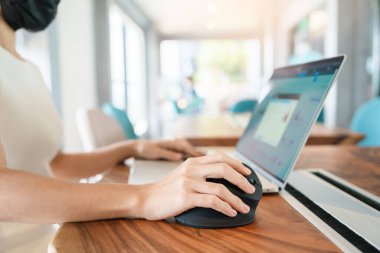 Kadın eli bilgisayarlı ergonomik fare kullanıyor. Uzun süre çalıştığı için bilek ağrısını önlüyor. De Quervain 's tenosynovitis, Kavşak Semptomu, Karpal Tünel Sendromu veya Ofis Sendromu