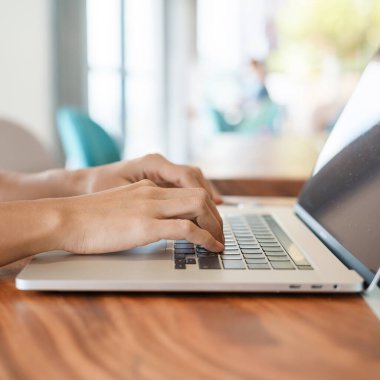 Laptop kullanan kadın, kafede ya da modern ofiste klavye bilgisayarı yazan serbest çalışan kadın. teknoloji, dijital çevrimiçi ve ağ kavramı