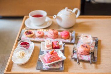 Öğleden sonra çay seti ve lüks otelde pembe tatlı.