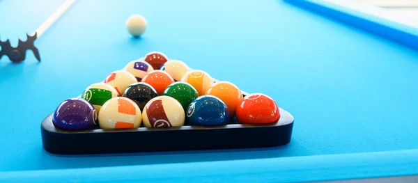 Biliárdgolyók Asztalon Egy Dákóval Snooker Medence — Stock Fotó