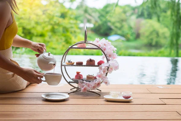 Frau Gießt Heißen Tee Mit Afternoon Tea Set Und Rosa — Stockfoto