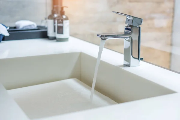 Water Flowing Modern Sink Basin Tap Water Antiseptic Personal Hygiene — 图库照片