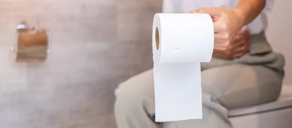 Wanita Yang Memegang Tisu Toilet Saat Duduk Toilet Diare Periode — Stok Foto