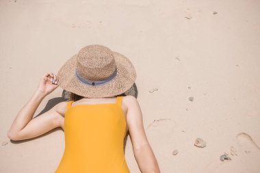 Sarı mayo ve şapkalı kadın turist, Cennet Adaları 'nda güneşlenen mutlu gezgin. hedef, seyahat şehveti, Asya seyahati, tropik yaz, tatil ve tatil konsepti