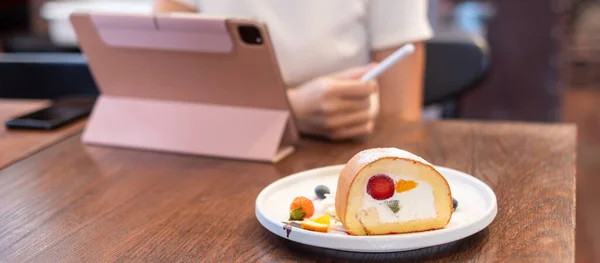 Woman Using Tablet Eating Dessert Fresh Berries Fruit Cafe — Stock Photo, Image