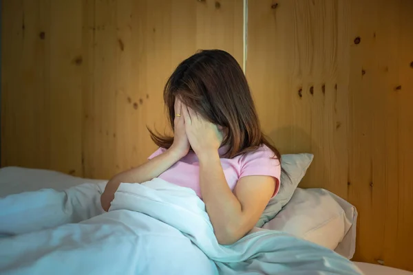 Egy Nőnek Migrénes Fejfájása Van Miközben Otthon Fekszik Ágyban Álmatlanság — Stock Fotó