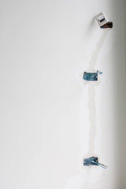 Alçı altındaki elektrik kabloları, bir betona giden soket için gizli tesisat kabloları. Ev ve konutların yenilenmesi, onarımı ve geliştirilmesi