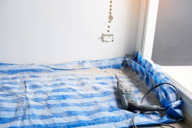 İnşaat alanında elektrik kablosu kurulumu için matkap aleti. Ev ve konutların yenilenmesi, onarımı ve geliştirilmesi