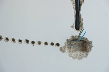 Alçı altındaki elektrik kabloları, bir betona giden soket için gizli tesisat kabloları. Ev ve konutların yenilenmesi, onarımı ve geliştirilmesi