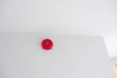 Duvarda yangın alarmı, daire için güçlü acil durum ekipmanları.