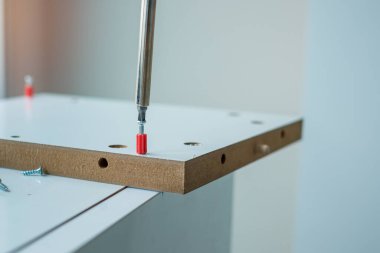 Tornavida montajı yapan ya da mobilyaları tamir eden bir adam. DIY, yenileme, onarım ve geliştirme konseptleri