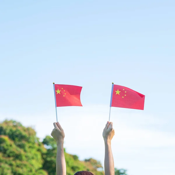 Рука Держа Флаг Китая Голубом Фоне Неба Национальный День Китайской — стоковое фото