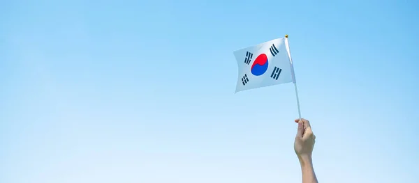 Mano Sosteniendo Bandera Corea Fondo Naturaleza Fundación Nacional Gaecheonjeol Fiesta — Foto de Stock