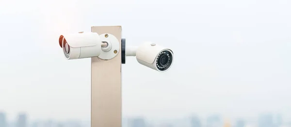 Moderne Cctv Camera Tegen Stad Lucht Achtergrond Bewakings Video Opname — Stockfoto