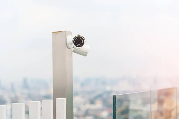 Moderne Cctv Camera Tegen Stad Lucht Achtergrond Bewakings Video Opname — Stockfoto