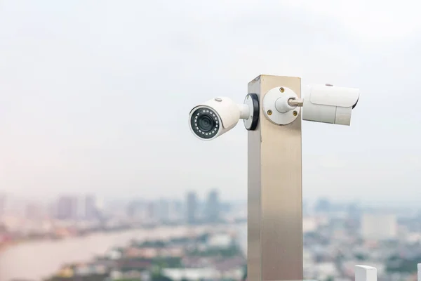 Moderne Cctv Camera Tegen Stad Lucht Achtergrond Bewakings Video Opname — Stockfoto