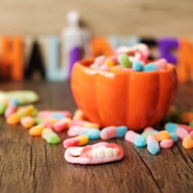Hayalet şekerleri, balkabağı kasesi, Jack O feneri ve dekoratif odak ile Cadılar Bayramı 'nız kutlu olsun. Trick or Threat, Hello October, güz, şenlik, parti ve tatil konsepti