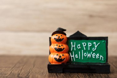 Afiş arkaplanı için fotokopi alanı olan portakal kabağı. Mutlu Cadılar Bayramı, Hello October, güz sezonu, şenlik, parti ve tatil konsepti