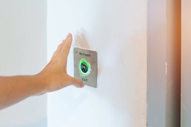 Ofisteki ya da dairedeki duvarda dokunmatik sensör anahtarı yok. Temassız, modern, teknoloji ve güvenlik kavramı